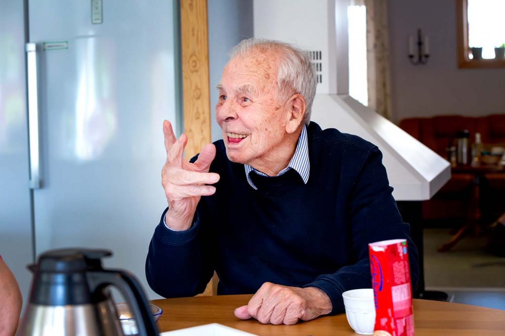 92-årige Nils-Erik Pålsson från Rörvattnet stormtrivs på Hotagsfjärden.