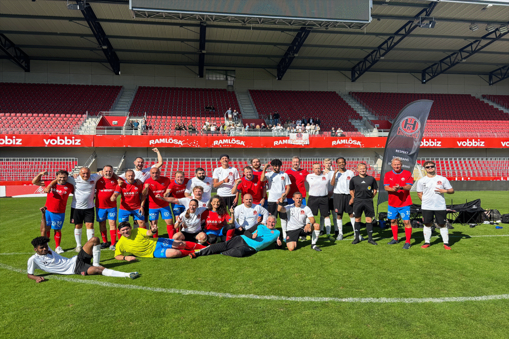 Gruppbild med Gatulaget Hittarps IK på en fotbollsarena, i samband med deras match mot Helsingborgs politiker.
